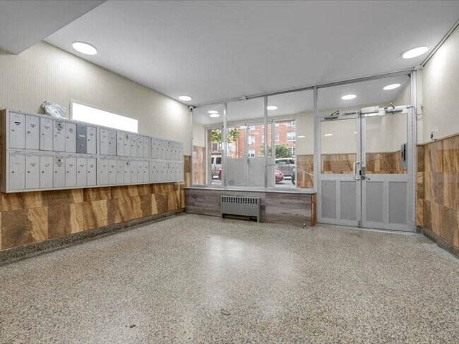 Building Photo - 2909 Ocean Ave