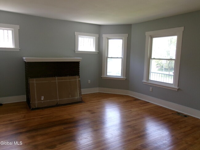 Building Photo - 1338 Parkwood Blvd