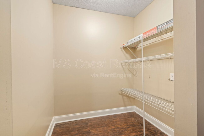 Building Photo - 583 Neal Dr