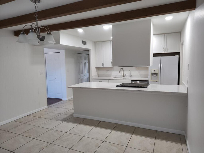 Building Photo - 2179 E Palmcroft Dr