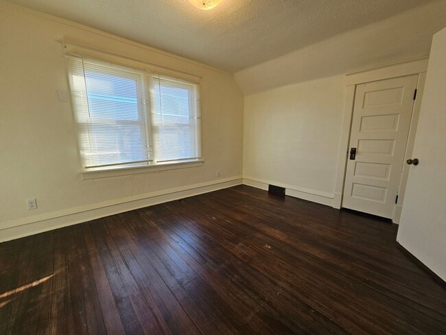 Building Photo - Super cute SE 2 bedroom 1 bath with many u...