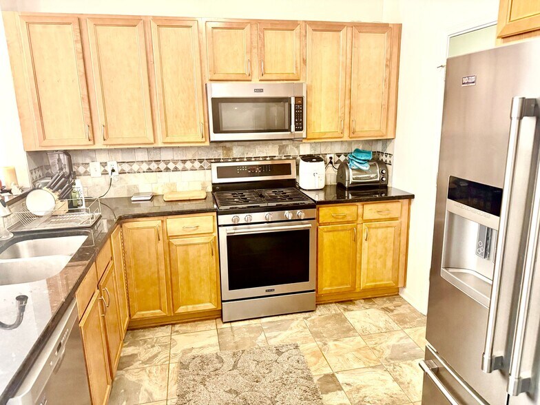 Building Photo - 138 Creekwood Dr
