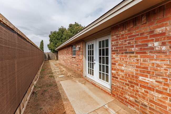 Building Photo - 10104 Englewood Ave