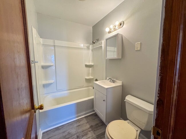 Building Photo - 305 Stonewall Ave