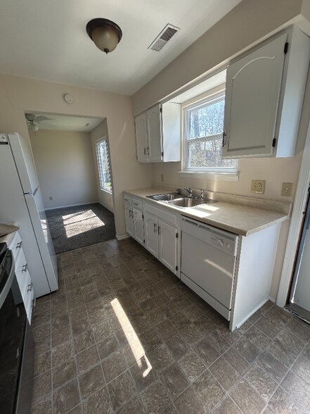 Building Photo - 540 Crest Cir