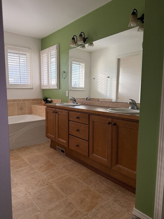 Building Photo - Spacious 3 Bed/2.5 Bath Federal Way Home.