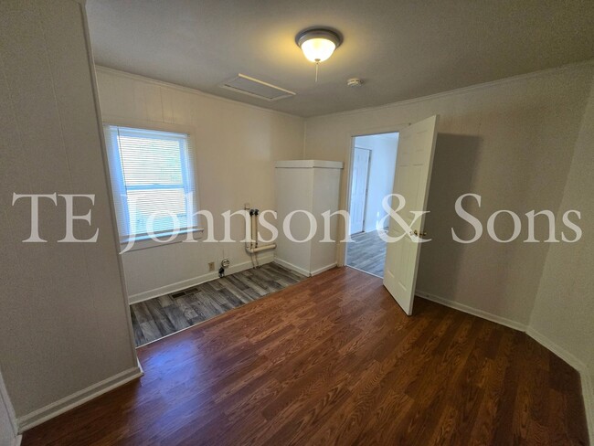 Building Photo - Charming 2 Bedroom with Front Porch