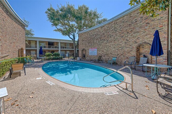 Building Photo - 2101 Fountain View Dr