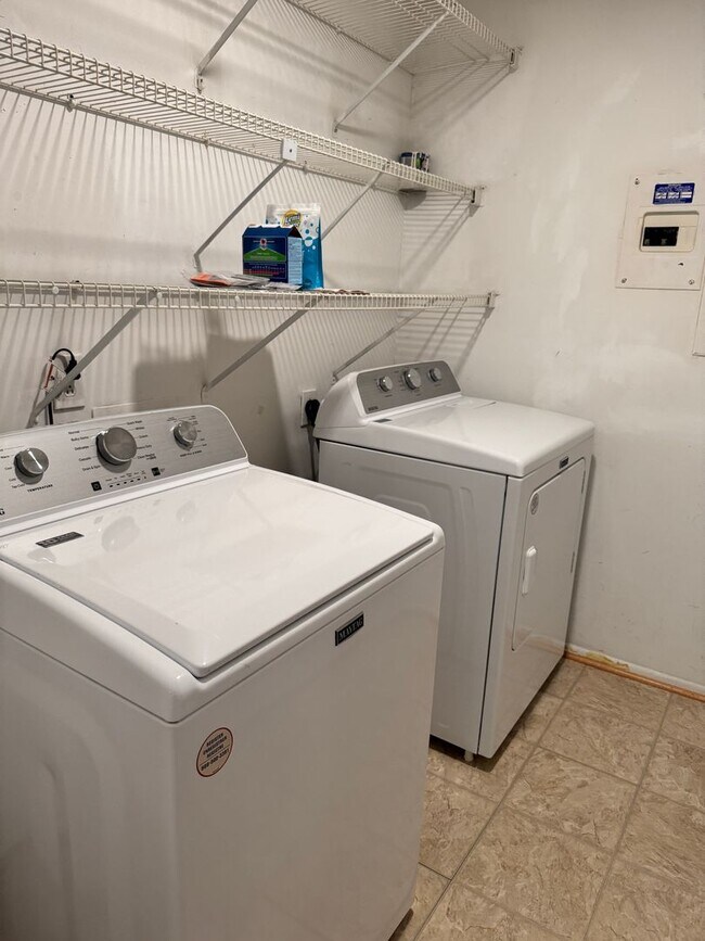 Building Photo - Thalia Station