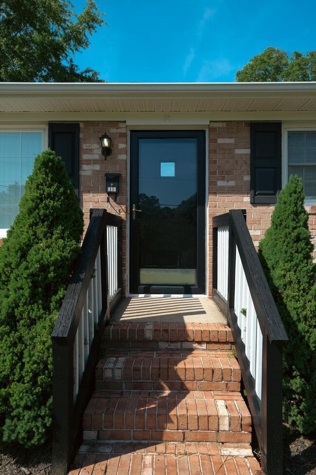 Building Photo - Charming 3/1.5 ranch style house!