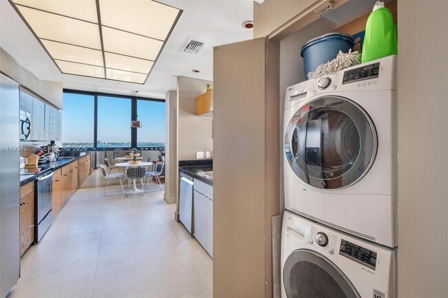 Building Photo - 1000 Venetian Way