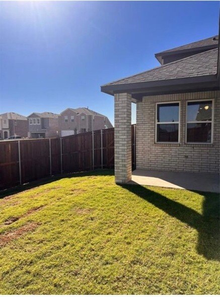 Building Photo - 900 Portina Dr