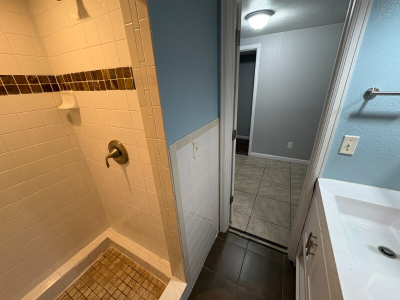 Building Photo - 7641 Elmwood Ln