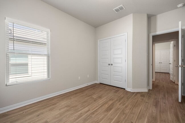 Building Photo - GORGEOUS 3 BEDROOM DUPLEX LOCATED IN CONVERSE, TX!