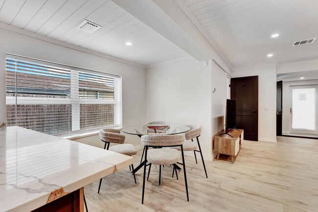 Building Photo - 320 NW 3rd Ave