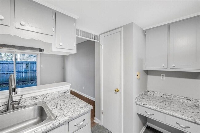 Building Photo - 4017 Cottage Hill Rd