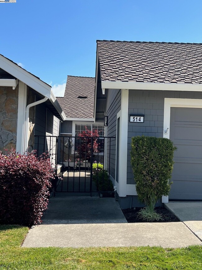 Building Photo - 514 Silver Lake Dr
