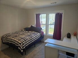 Building Photo - 5209 Skyline Dr