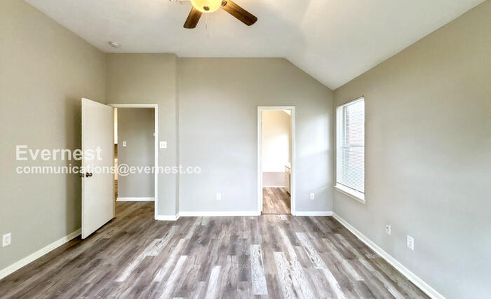 Building Photo - 9926 Goldenglade Dr