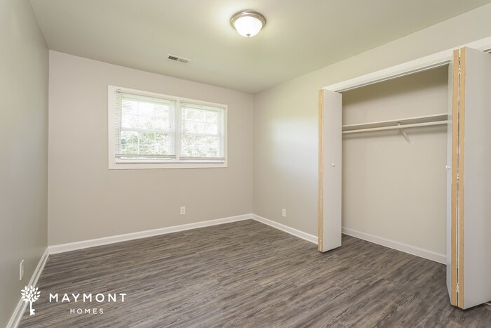 Building Photo - 5160 Largo Dr