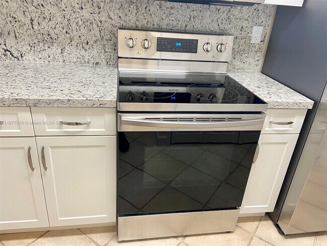 Building Photo - 8881 Fontainebleau Blvd