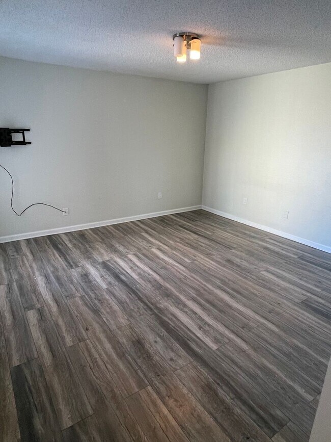 Building Photo - 1BD/1BA Condo located on the Germantown/Me...