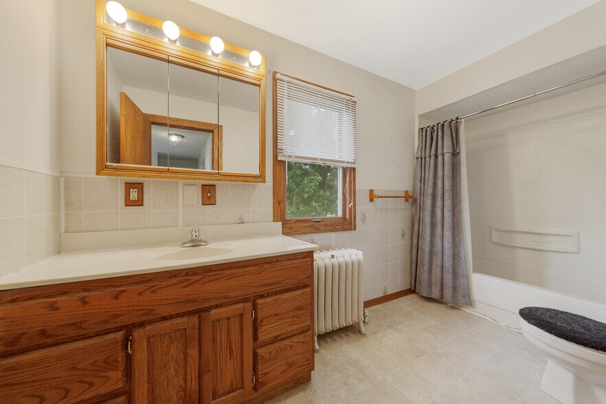 main bathroom - 244 Phelps St