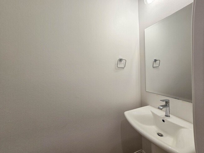 Building Photo - Highly upgraded townhome in Carlsbad