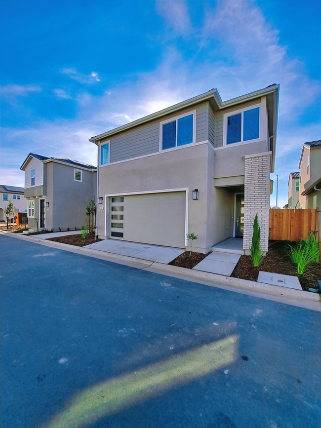 Building Photo - Modern 3-Bedroom Home in the Exclusive Elev8ions Neighborhood of Clovis!