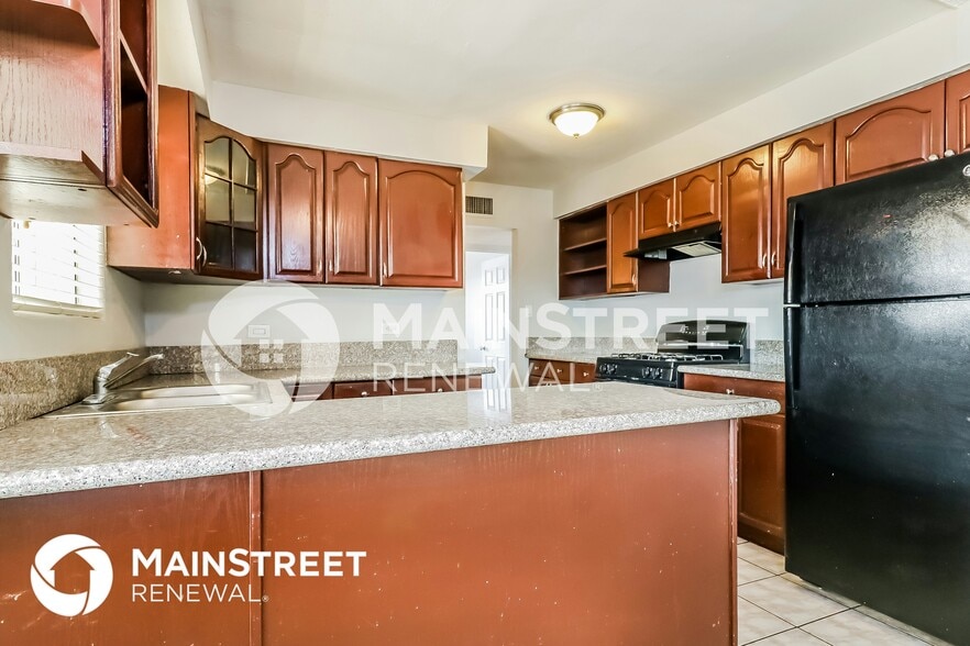 Building Photo - 6211 W Indianola Ave