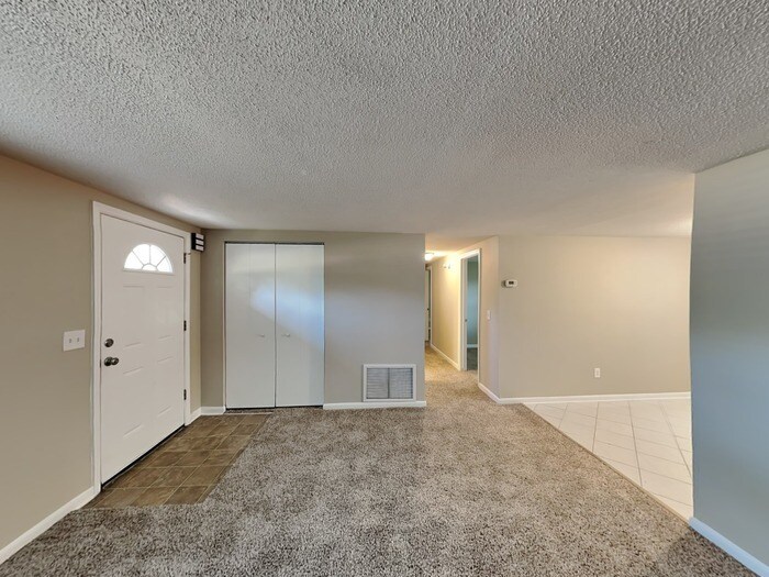 Building Photo - 2816 Commanche Ave
