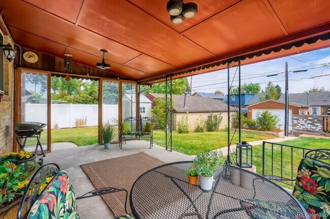 Building Photo - West Highlands - Amazing 32nd Ave, 2 Bed, 1 Bath Unit in Duplex- Shared Yard/Common Space