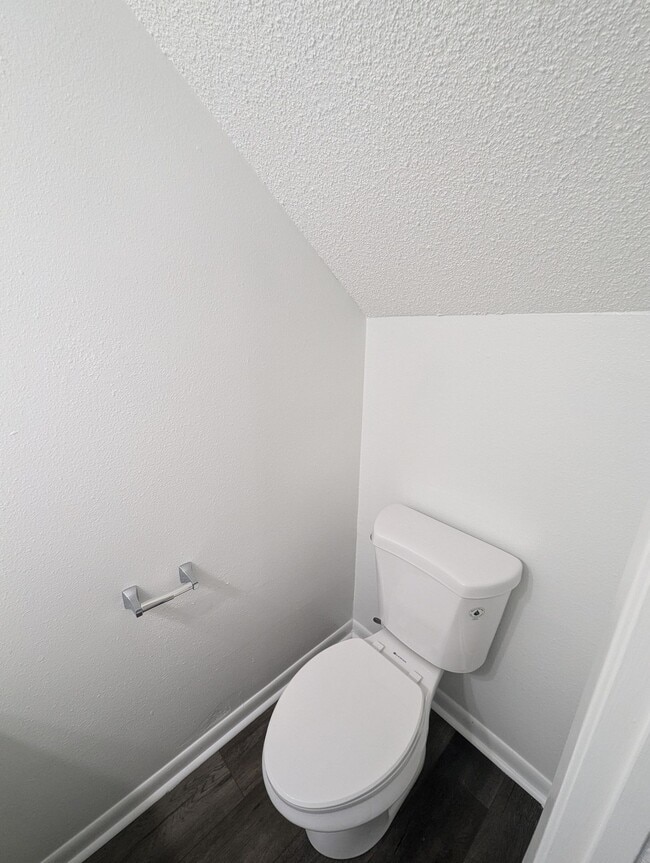 Building Photo - Newly Remodeled 2/1.5 Townhouse in Newport!