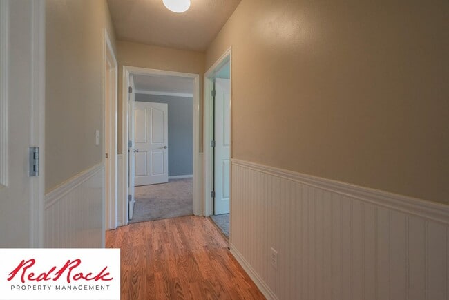 Building Photo - 5 Bedroom Pet Friendly Home!