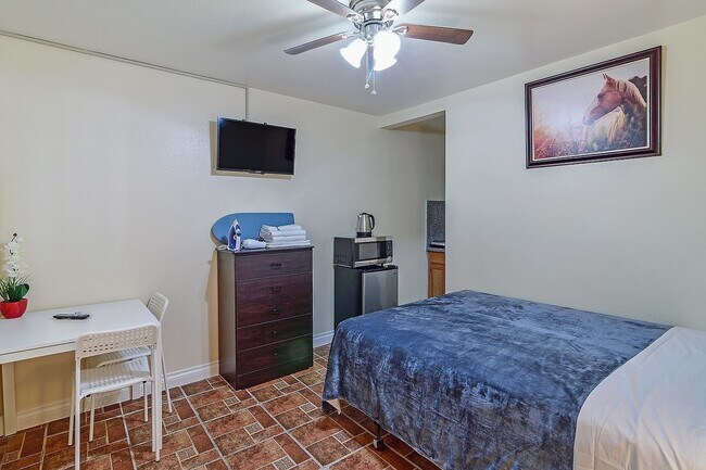 Building Photo - West Adams Studios