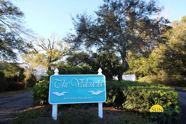 Building Photo - Spacious waterfront furnished condo in Des...