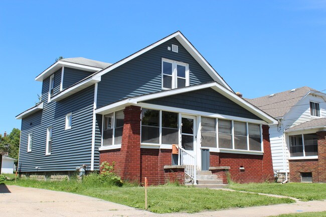 Building Photo - 225 Garfield Ave SW