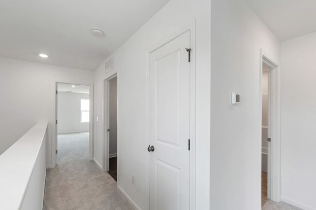 Building Photo - Spacious End-Unit 3-Bedroom Townhome in Pr...