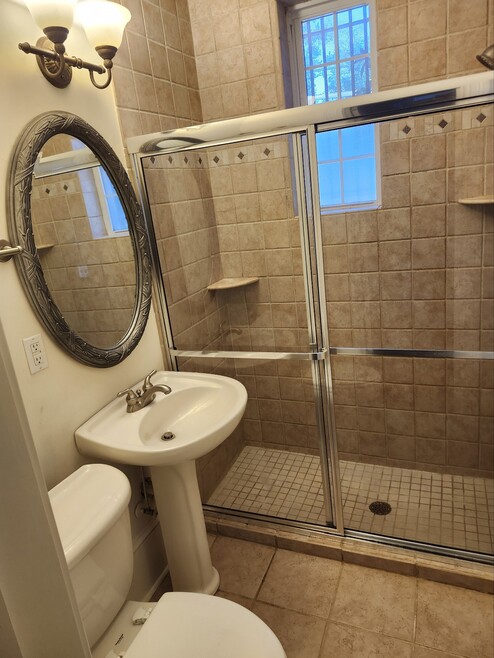 Building Photo - 616 5th Ave W