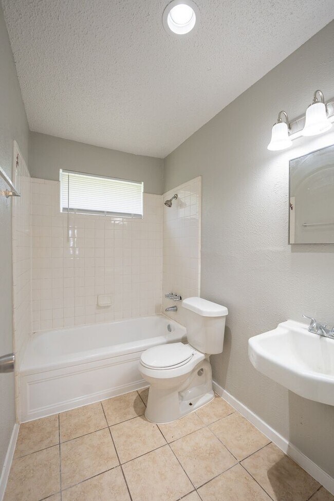Building Photo - 3 bedroom home in Mesquite!