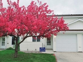 Building Photo - Meadowbrook Townhomes
