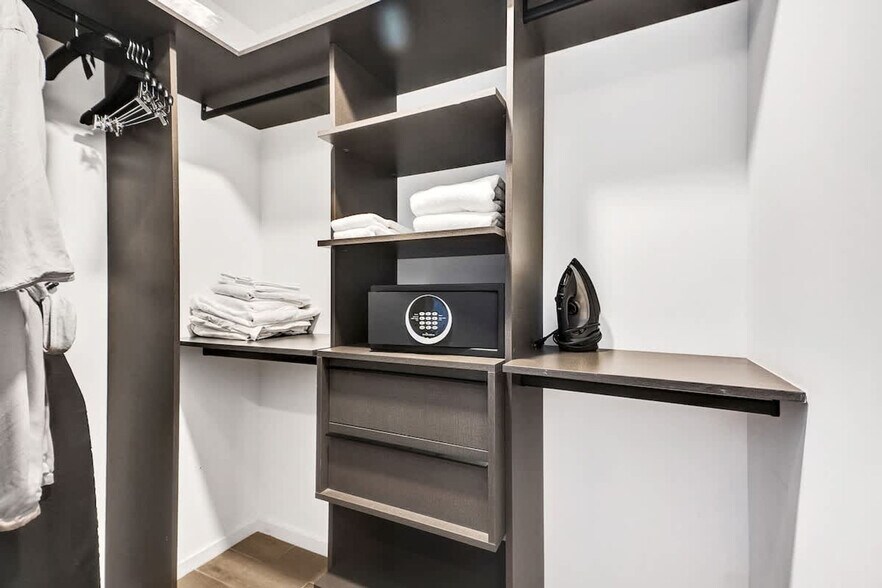 Building Photo - 398 NE 5th St