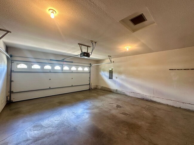 Building Photo - Three Bedroom Home in Keizer with a Puttin...
