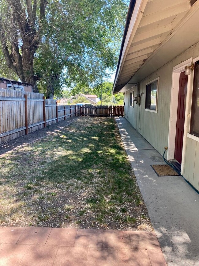 Building Photo - 2 Bed 1 Bath Duplex w/ Fenced Yard and Off...