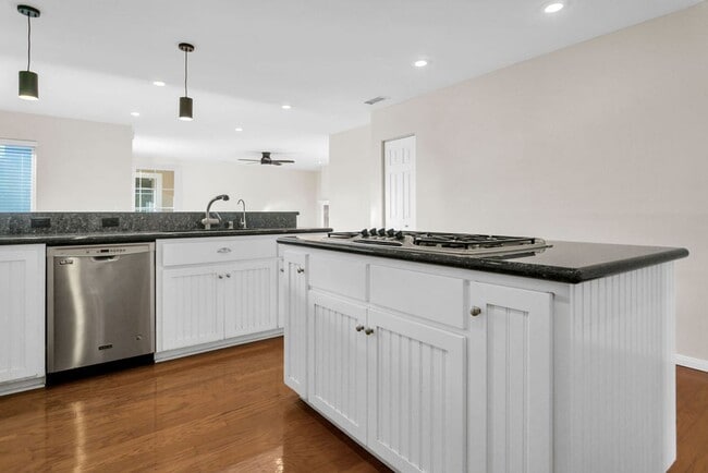 Building Photo - Beautiful detached home in Pacific Beach! ...