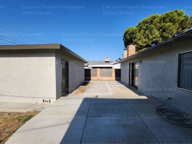 Building Photo - 3 bedroom/ 2 bathroom home located near th...