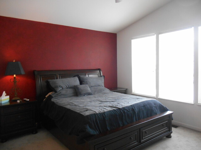 Building Photo - Furnished Two Bedroom Two Bathroom Caug...