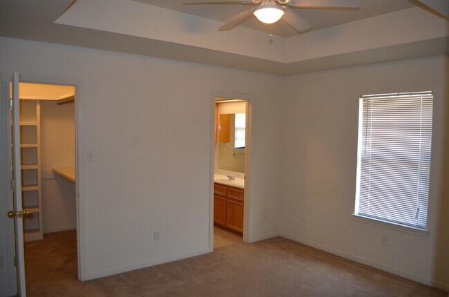 Building Photo - 910 Crymes Ln