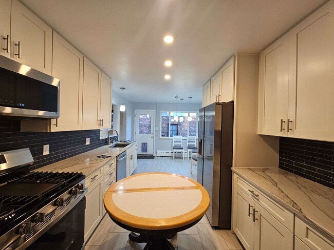 Building Photo - 2025 Lee St