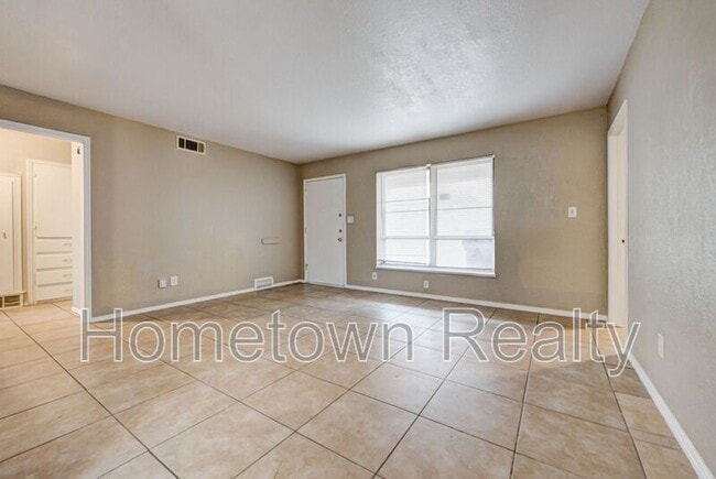 Building Photo - 1833 NE 51st St